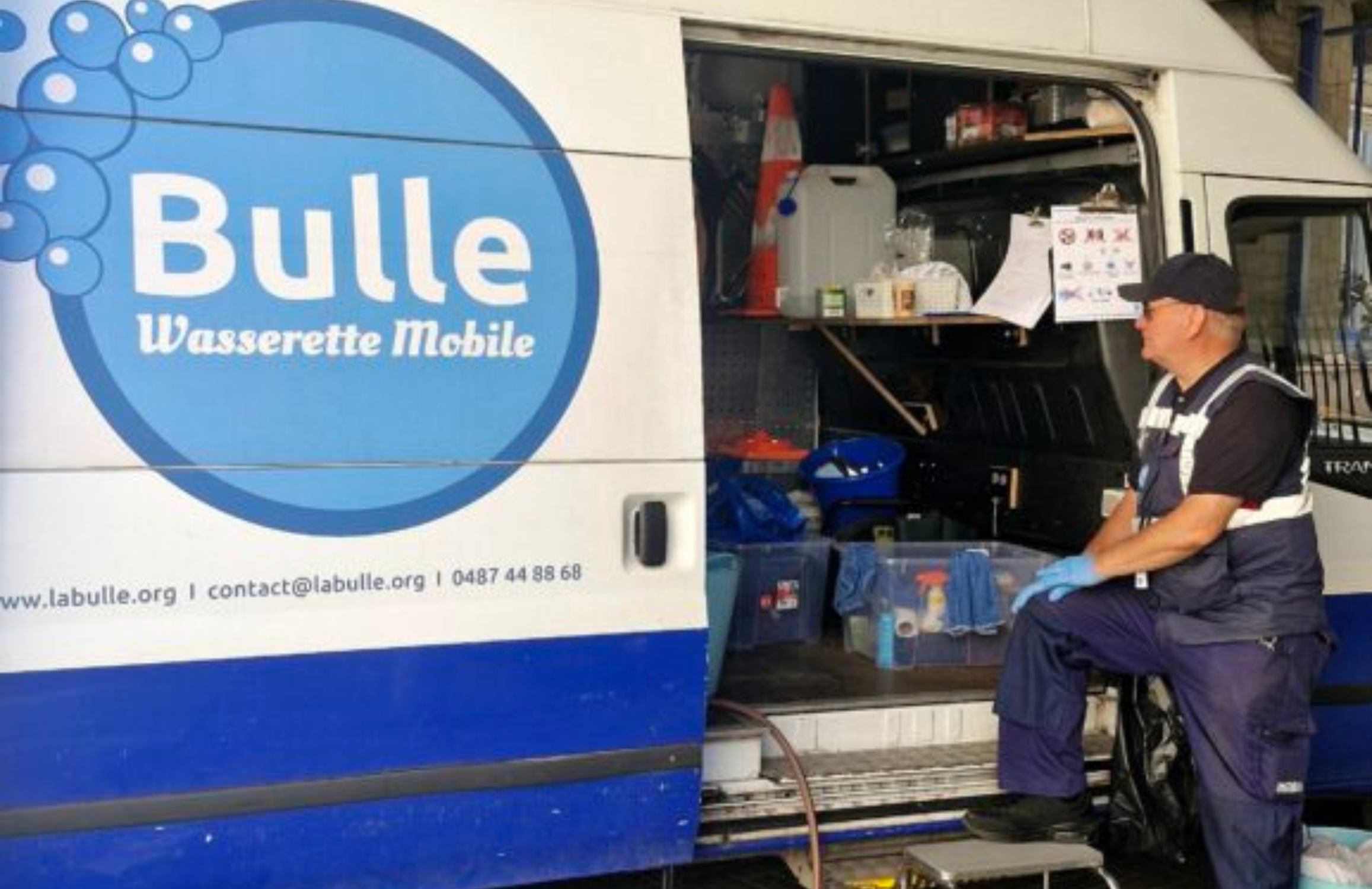 Een mobiele wasserette voor de meest kwetsbaren: “La Bulle” bij het dagcentrum van Spullenhulp